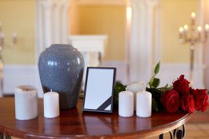 Cremazione: disperdere le ceneri in natura è contro la legge?